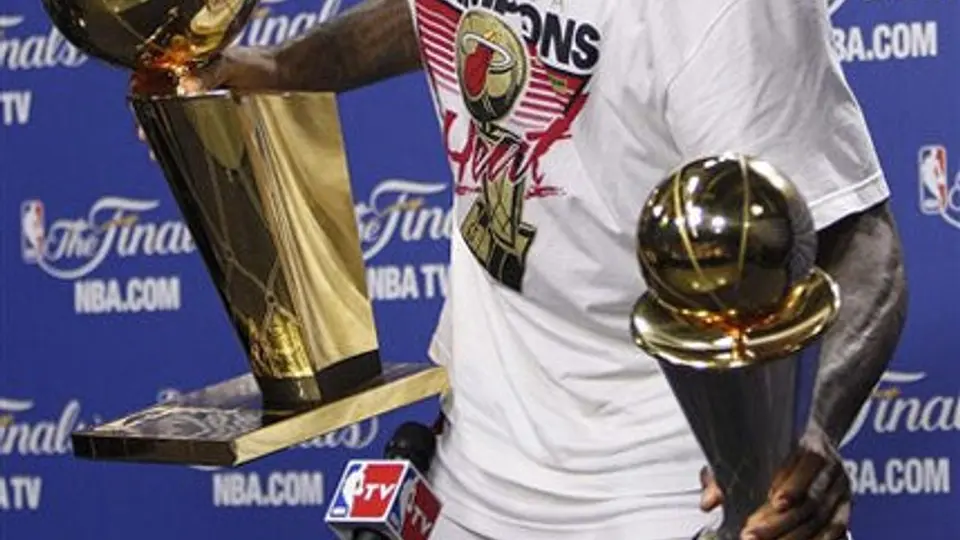 LeBron sube por fin al trono de la NBA