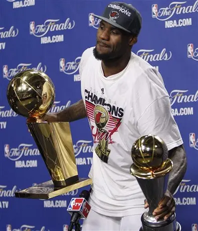 LeBron sube por fin al trono de la NBA