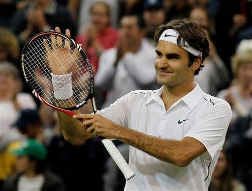 Protegido por el techo de la Pista Central de Wimbledon, Federer avanza a la tercera ronda. FOTO: EFE