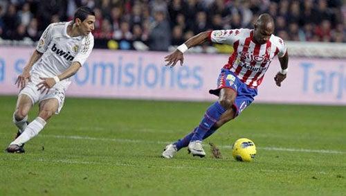 Gregory Arnolin controla el balón ante la presión Madrid | EFE