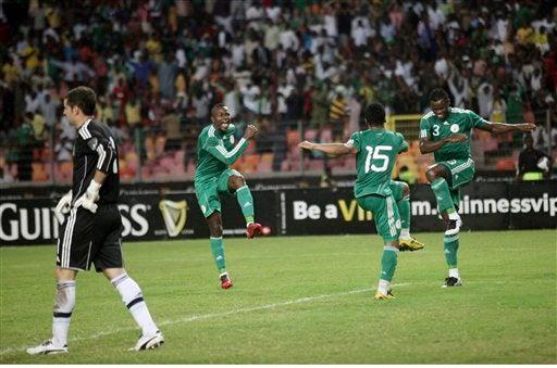 Con el partido en el bolsillo, Nigeria bajó el ritmo, pero se dió el tiempo para rematar el 4to al minuto 40. FOTO: AP