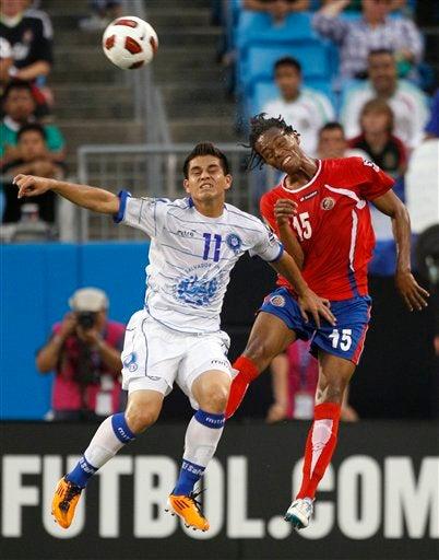 Costa Rica y El Salvador empatan 1-1. FOTO: AP