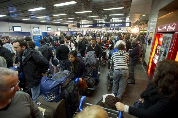 Las aerolíneas fueron rebasadas por la gente que tiene la intención de volar. (FOTO: CÉSAR VICUÑA)