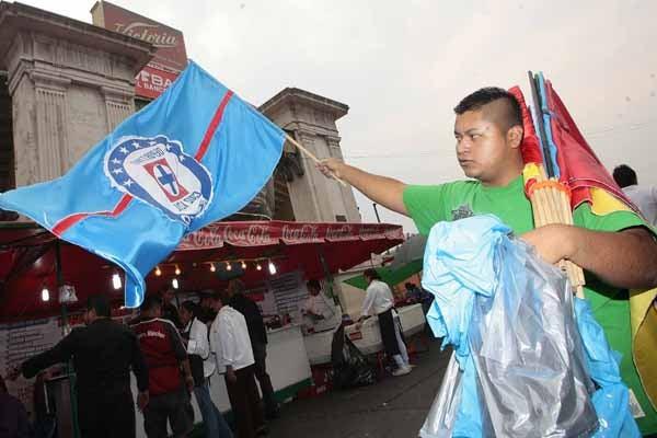 Las banderas no pueden faltar (FOTO: MEXSPORT)