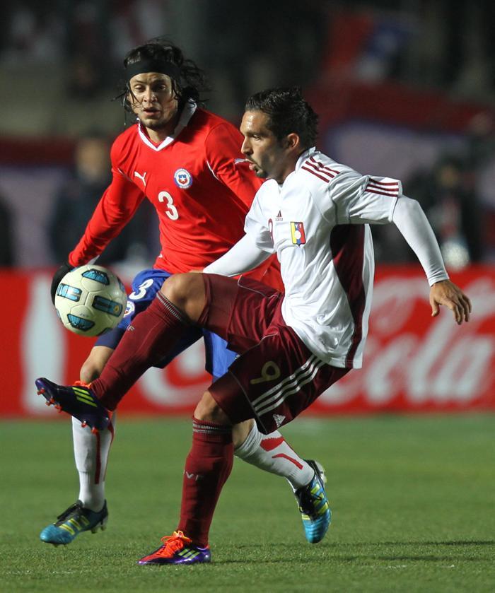 Ambas escuadras lucharon durante los 90 minutos. FOTO: EFE