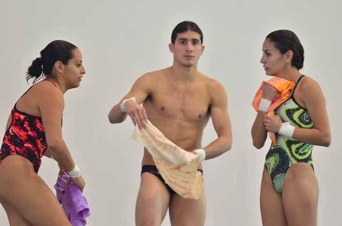 Rommel Pacheco entrenó con las clavadistas. FOTO: ULISES BRAVO