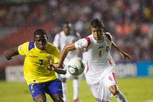 Pese a la lluvia la intensidad rebasó el terreno de juego y se fue a las gradas. FOTO: HÉCTOR CARVAJAL