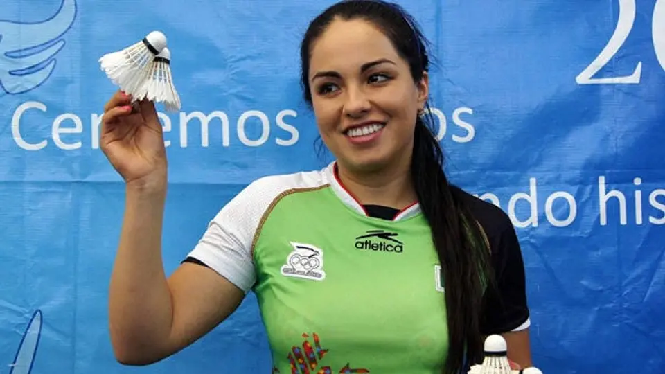 Victoria Montero cae en su presentación en JO