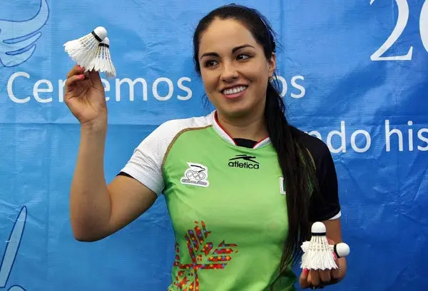 Victoria Montero cae en su presentación en JO