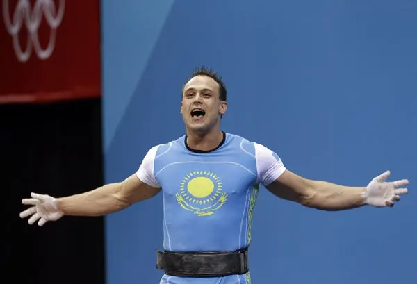 Ilyin repite en pesas y con récord mundial