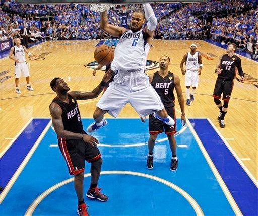 Tyson Chandler y LeBron James. FOTO: AP