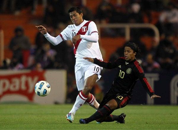 Gio intenta ganar el esférico. FOTO: MEXSPORT