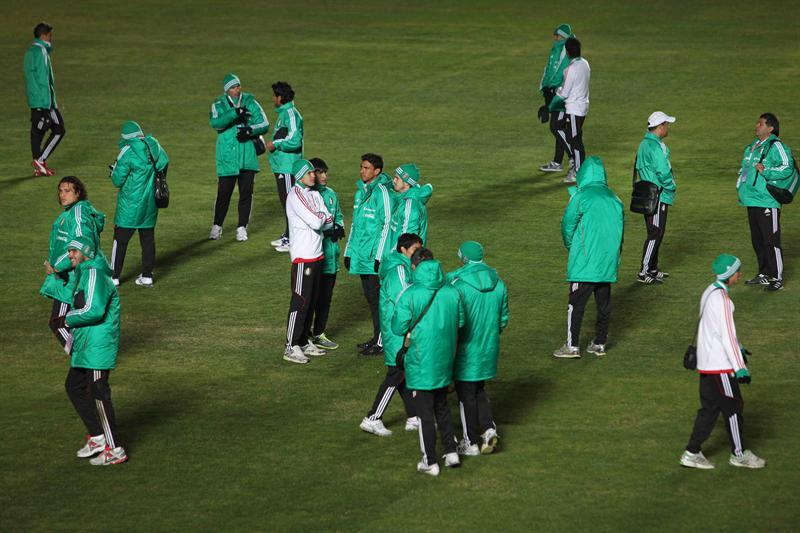 Los jugadores reconocen la cancha donde enfrentarán a Chile. FOTO: EFE