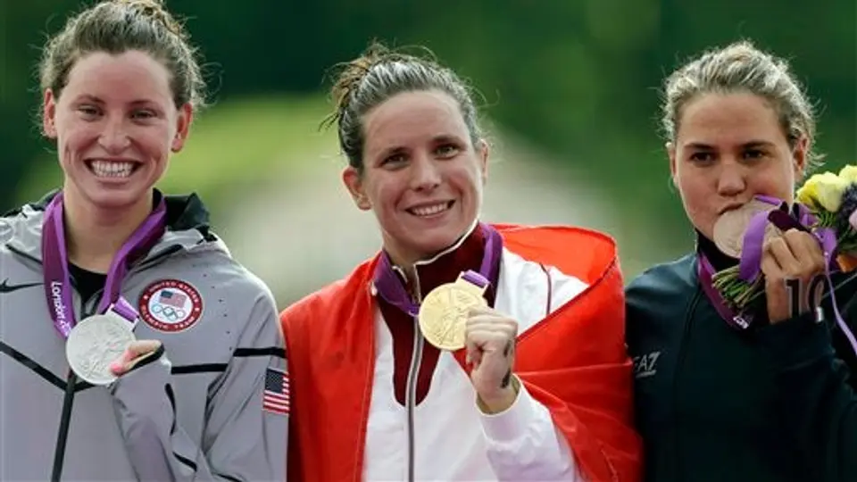 Eva Risztov gana Oro en el maratón acuático