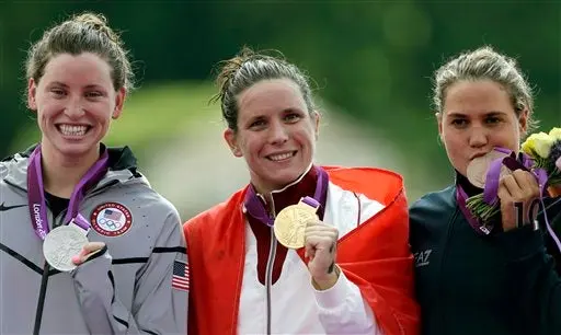 Eva Risztov gana Oro en el maratón acuático