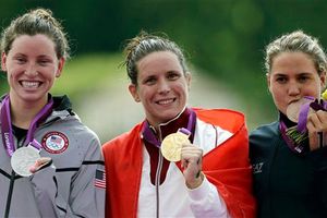 Eva Risztov gana Oro en el maratón acuático