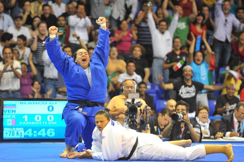 Celebra al conseguir el bronce. . FOTO: EVA BECERRA