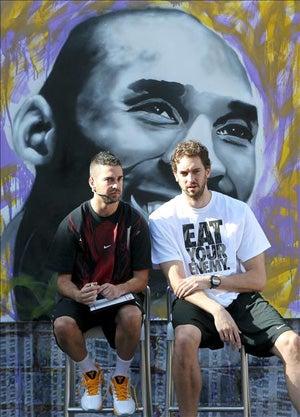 Kobe Bryant y Pau Gasol disputan duelo callejero