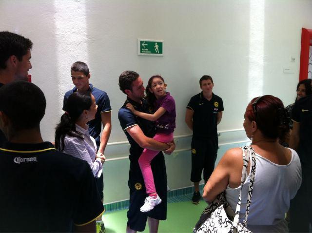 Miguel Layún convivió de cerca con los niños que asisten a terapia. FOTO: @carlosreinoso8