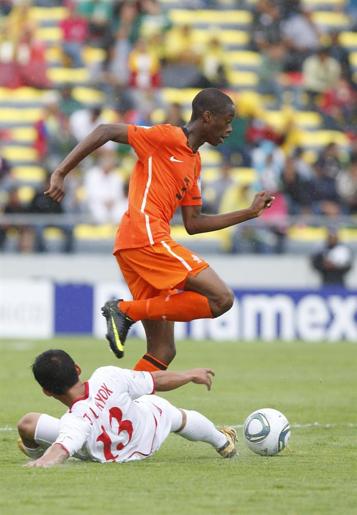 Jong IL Hyok y Terence Kongolo. FOTO: EFE