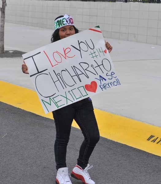 Fans del Chicharito se dejan ver a los alrededores. FOTO: ULISES BRAVO