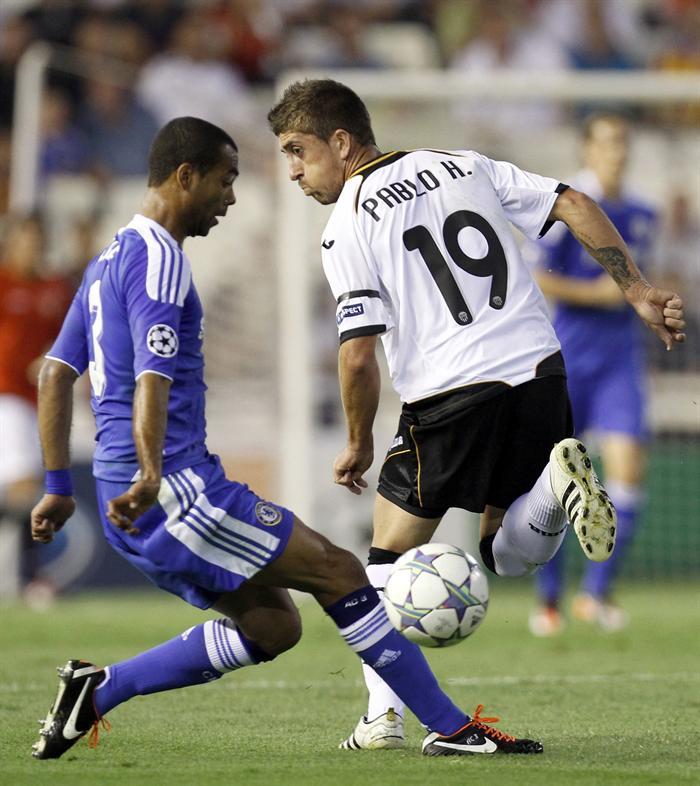 Pablo Hernández y Ashley Cole. FOTO: EFE