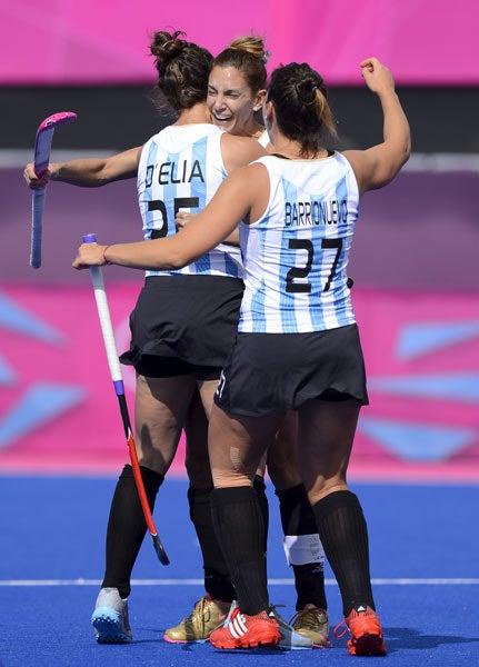 Las bellas argentinas de hockey sobre pasto iniciaron con un contundente 7-1 sobre la selección de Sudáfrica | AP