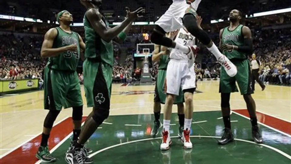 Bucks vienen de atrás y vencen a Celtics