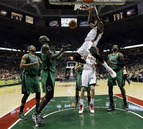 Bucks vienen de atrás y vencen a Celtics