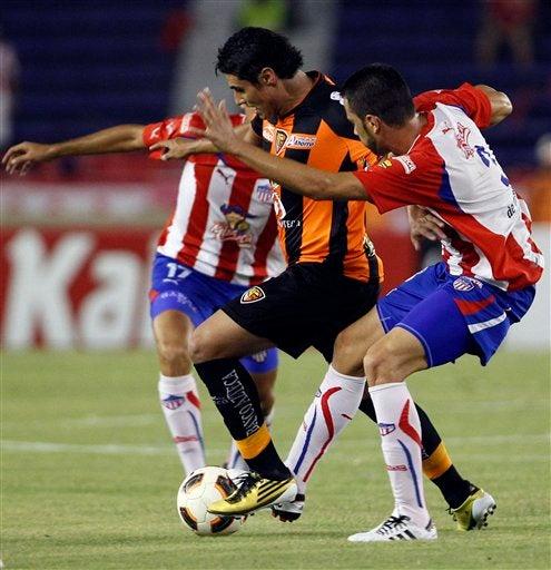Édgar Andrade disputa el esférico con Anselmo De Almeida (FOTO: AP)