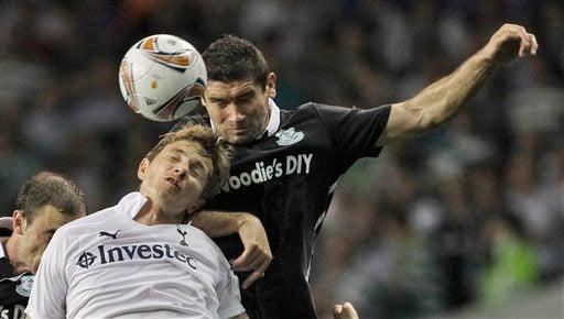 Jim Paterson pelea el esférico con Roman Pavlyuchenko. FOTO: AP