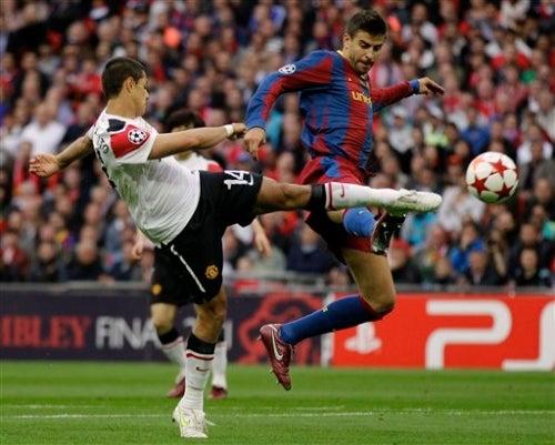 Hernández peleando el balón contra Piqué. FOTO: AP