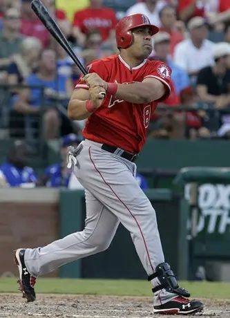 Morales conecta jonrón como diestro y zurdo en el mismo inning