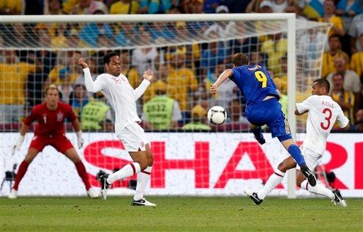 Oleh Gusev sacando un potente disparo l AP