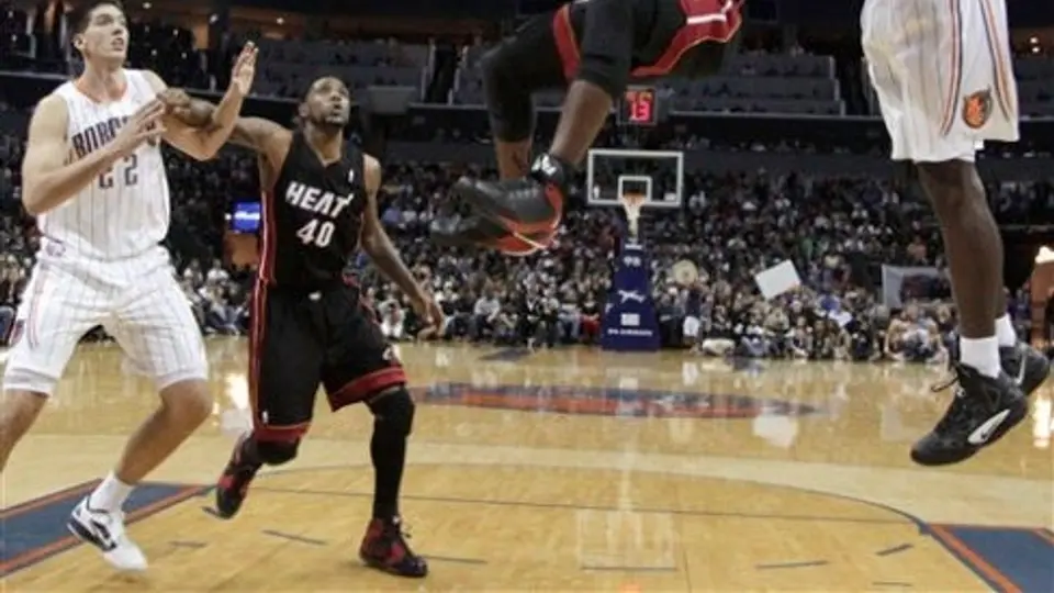 Wade le da una victoria agónica a Miami 96-95 sobre Charlotte