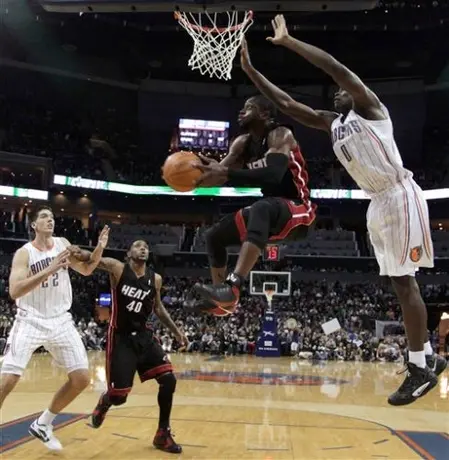 Wade le da una victoria agónica a Miami 96-95 sobre Charlotte