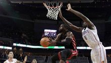 Wade le da una victoria agónica a Miami 96-95 sobre Charlotte