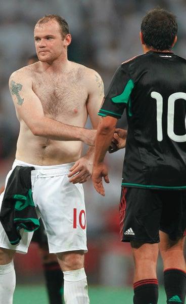El 'Oso' también intercambió su playera con Wayne Rooney. FOTO: ARCHIVO RÉCORD