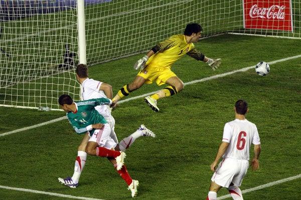 México abrió el marcador tras un tiro-centro de Salcido. FOTO: MEXSPORT