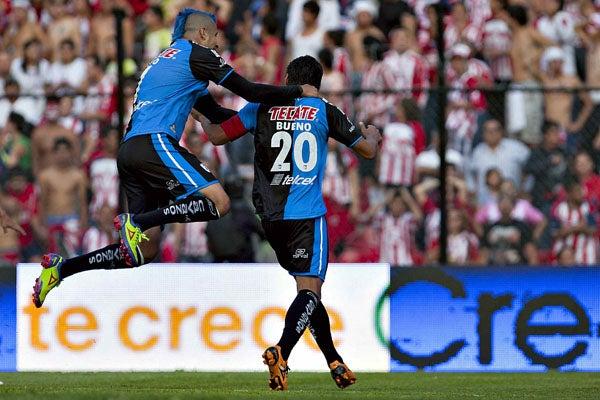 Carlos Bueno marcó el primer gol del partido. FOTO: MEXSPORT