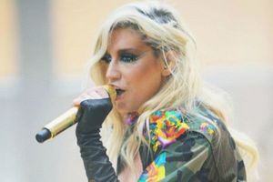 Cantante se hace brassier y accesorios con dientes humanos