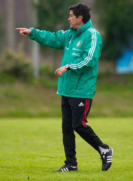 Luis Fernando Tena da instrucciones durante la práctica. FOTO: CÉSAR VICUÑA