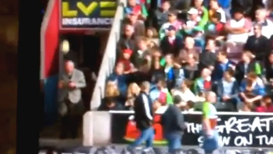 Fan de rugby no sospechó que la pelota se dirigía ¡a su cabeza!