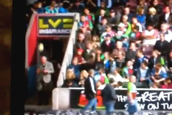 Fan de rugby no sospechó que la pelota se dirigía ¡a su cabeza!