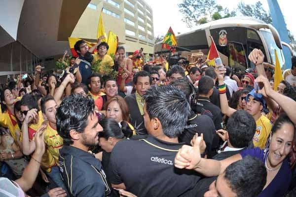 Jugadores se abren paso entre sus seguidores. FOTO: RICARDO FLORES