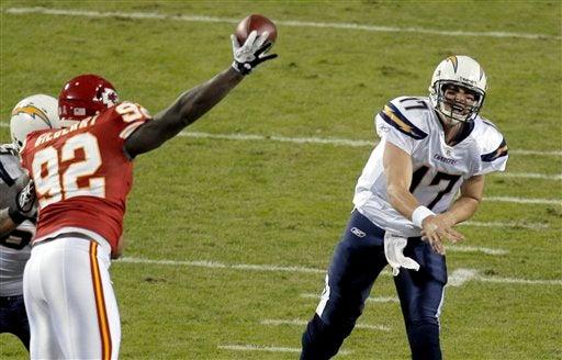 Wallace Gilberry bloquea un pase. FOTO:AP
