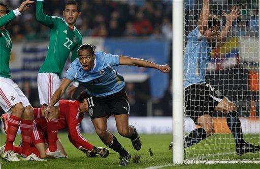 Pereira aprovecha el rebote del balón para anotar a favor de Uruguay. FOTO: AP