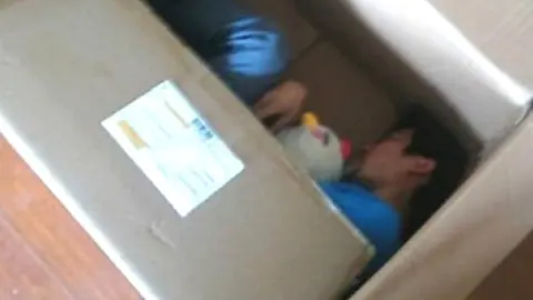 Joven chino se envió por correo y ¡llegó muerto!