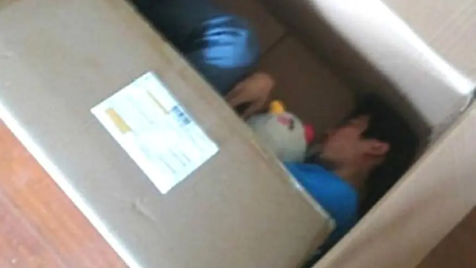 Joven chino se envió por correo y ¡llegó muerto!