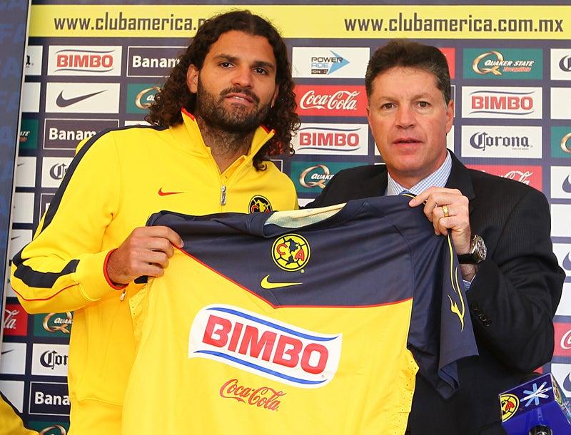 Vizcarrondo recibió la playera azulcrema. FOTO: ULISES BRAVO